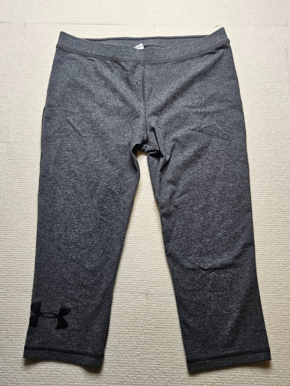 Under Armour HeatGear Heathered Gray Yoga Capri Pants Leggings Medium